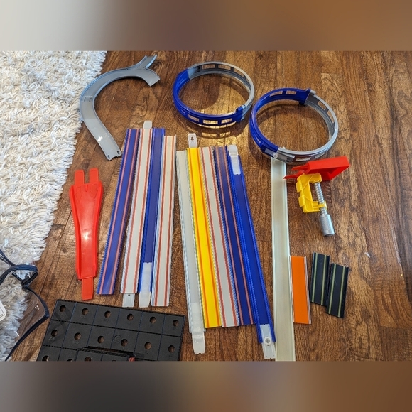 Hot wheels , multiple hot wheels tracks and accessories $700 mrsp 2 Lots - Picture 7 of 11